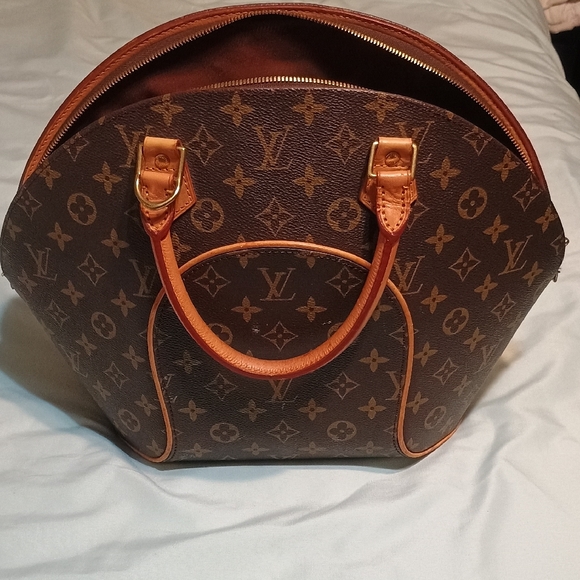 Louis Vuitton Classic Monogram Shoulder Bag - Picture 3 of 6